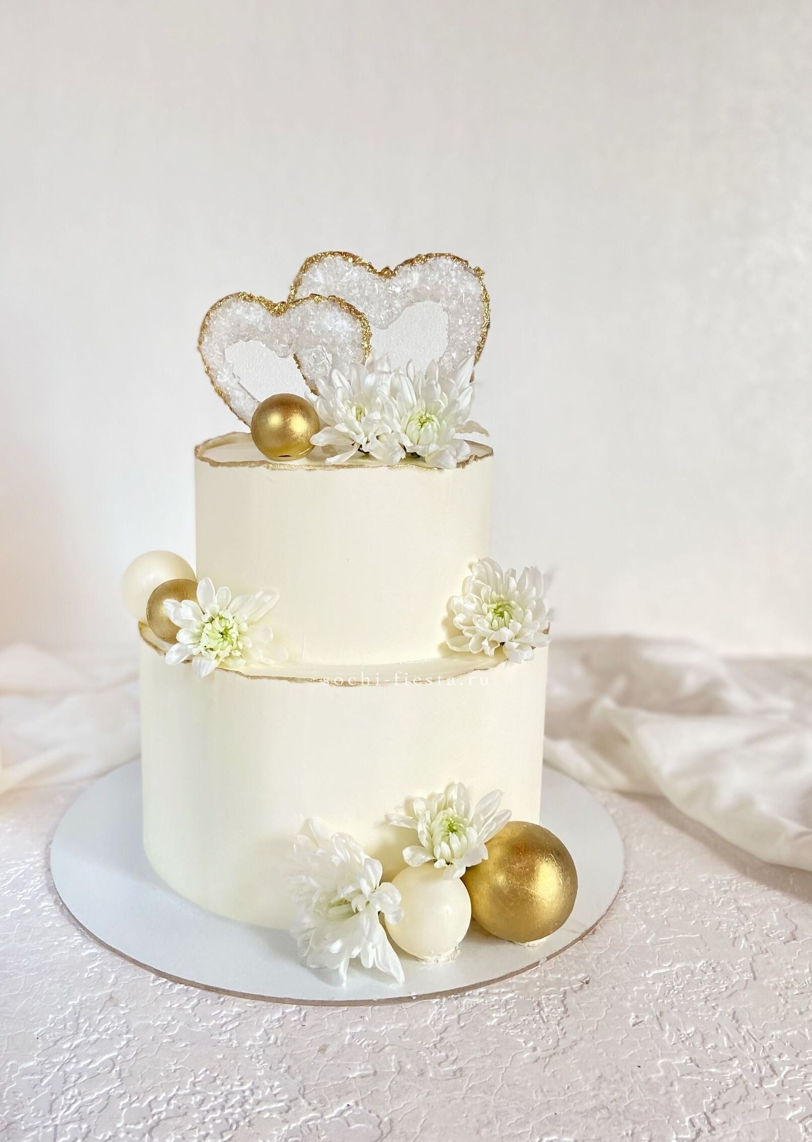 свадебный торт с декором из живых цветов в единой флористической концепции со свадебным букетом невесты