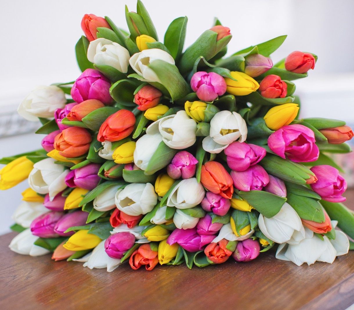 корпоративная композиция с розами и хризантемами для офиса в Волжские