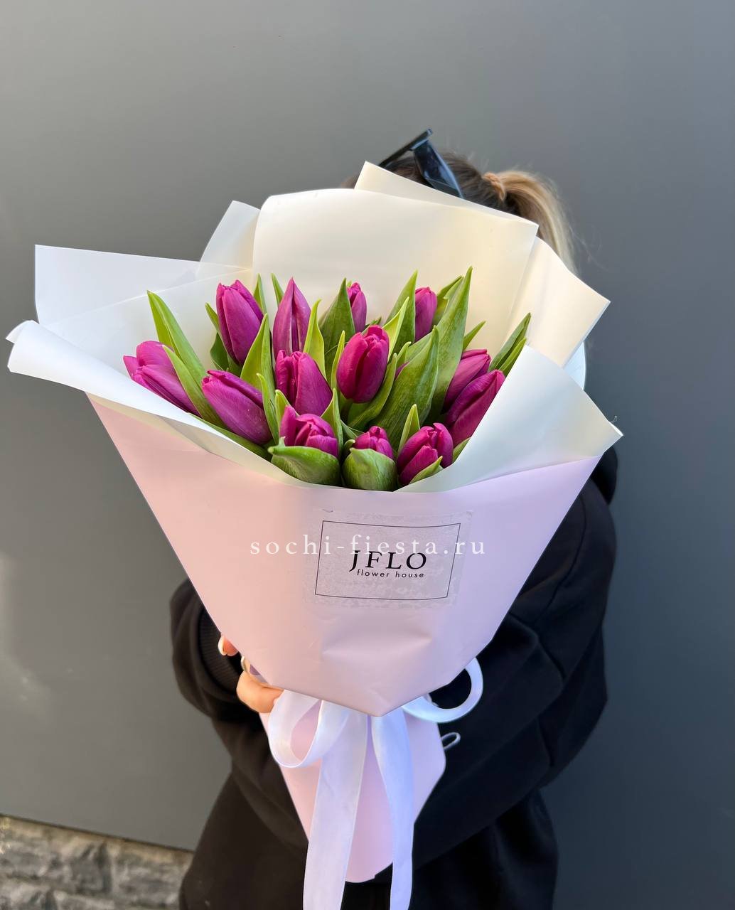 видовой каталог с розами и пионами в студии флористики в Волжские