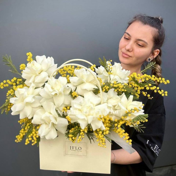 Французские Розы и мимоза  в сумочке  в Волжские