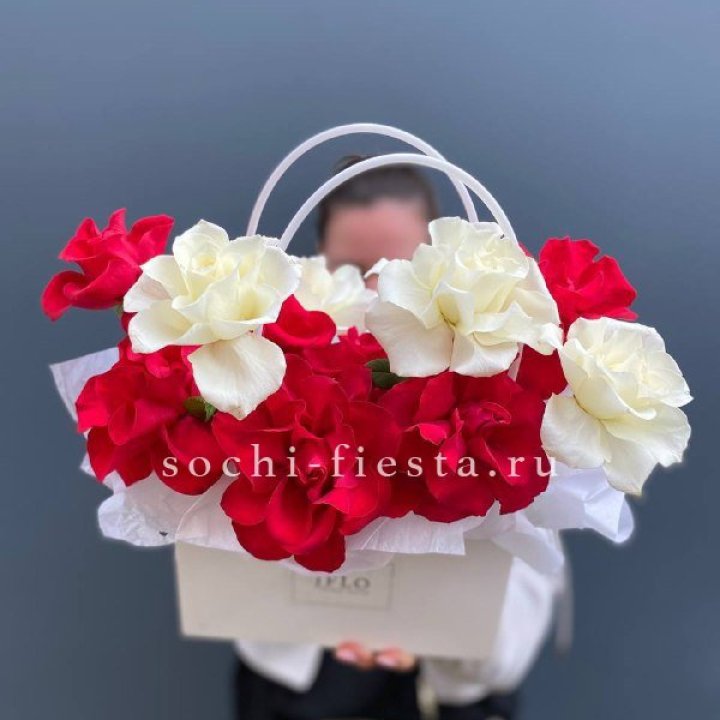 Сумочка  красных и белых роз в Волжские