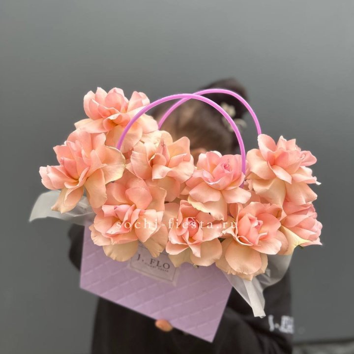 Сумочка с розами "Кети" в Волжские