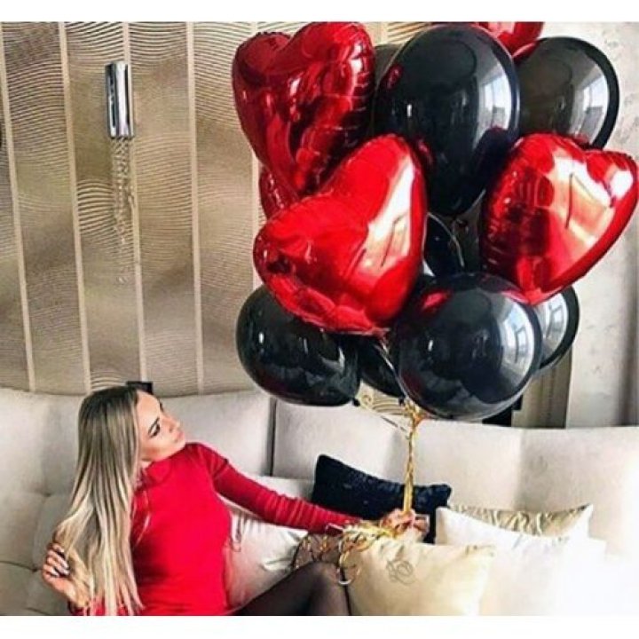 Фонтан из красных сердец с чёрными шарами  в Волжские