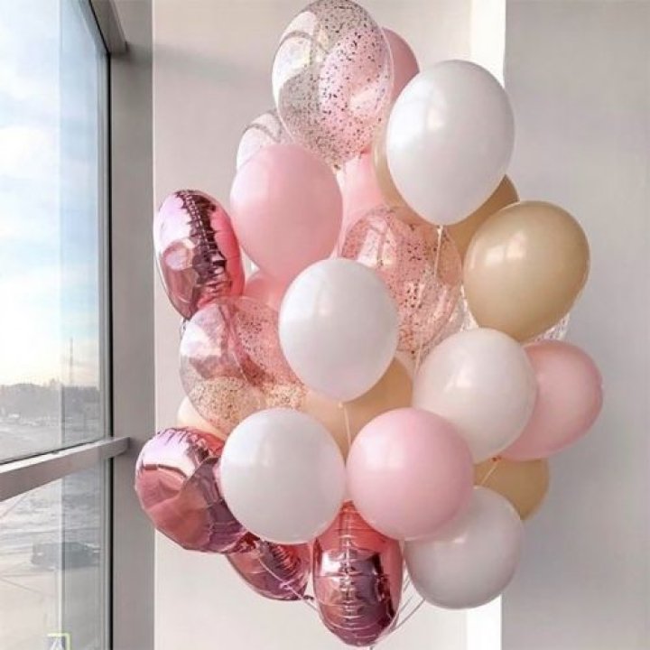 Фонтан шаров розового и белого цветов в Волжские