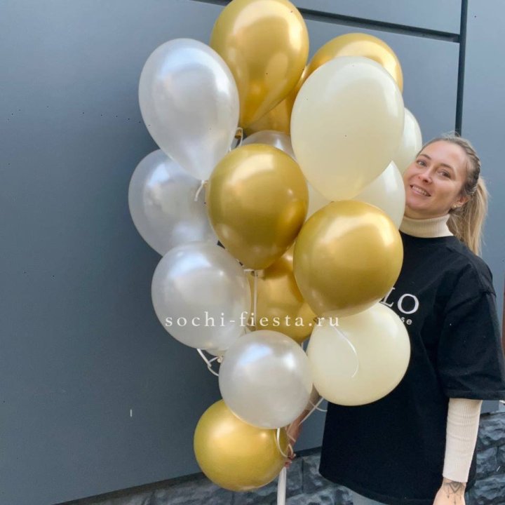 Облако шаров из белого и золотого оттенков в Волжские