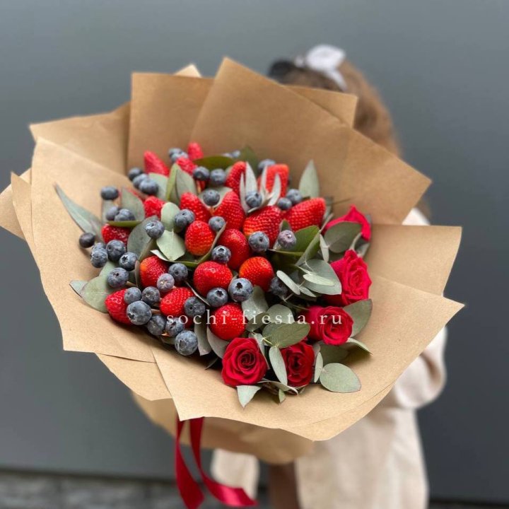 Клубника и голубика с цветами в Волжские