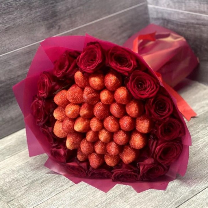 Клубничный букет с розами в Волжские