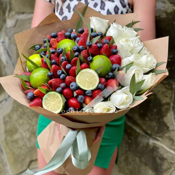 Ягодно-цитрусовый букет с розами в Волжские