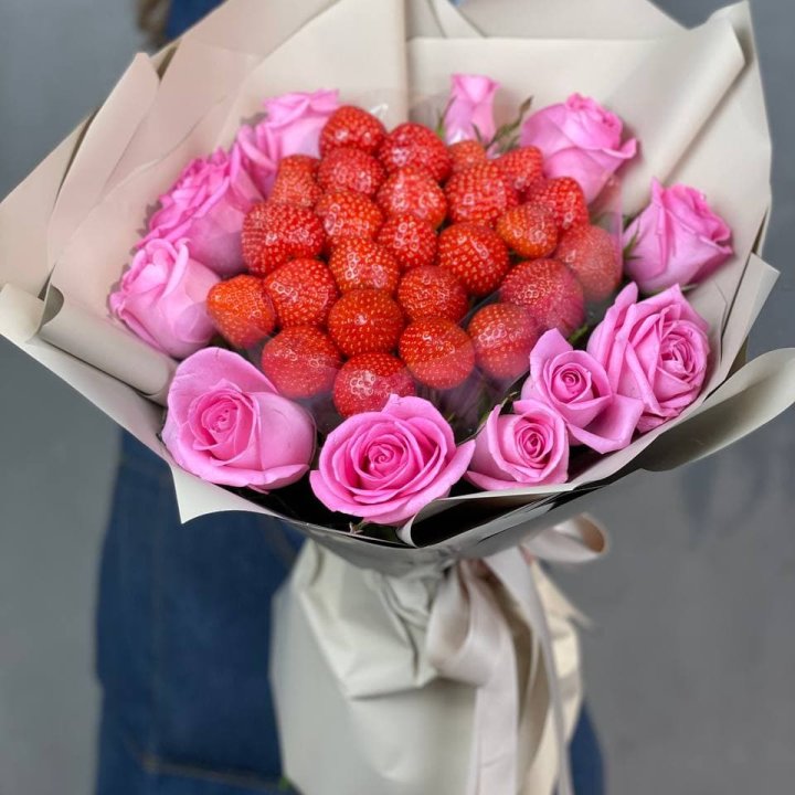 Клубника и розы в Волжские