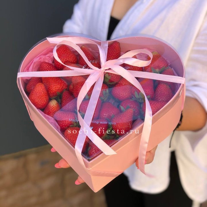 Коробочка сердце  с клубникой в Волжские