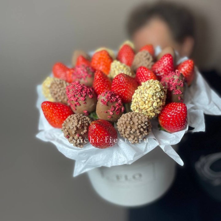 Клубника в боксе 30 ягод в Волжские