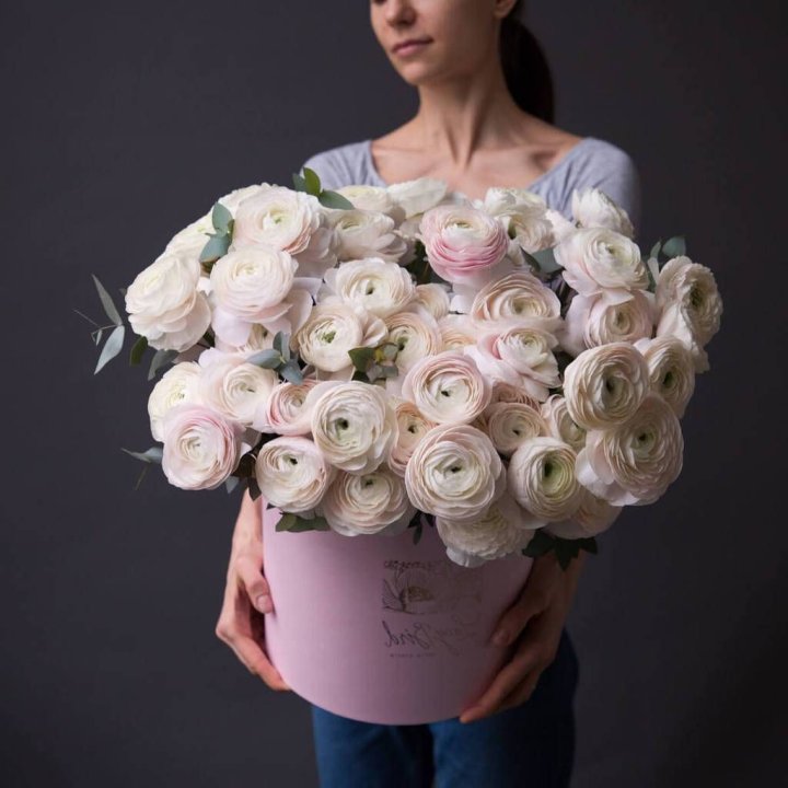 Бокс с ранункулюсами в Волжские