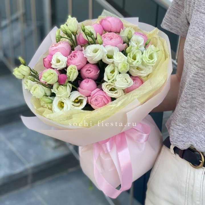 Букет кустовых роз с эустомой в Волжские