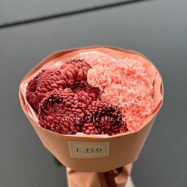 Букет хризантем и диантусов  в Волжские