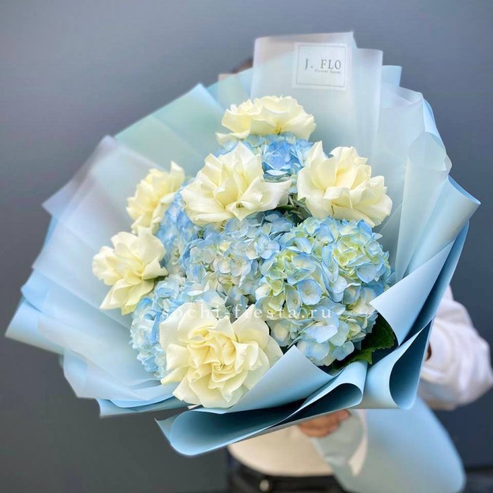  Букет из голубых гортензий и роз  в Волжские