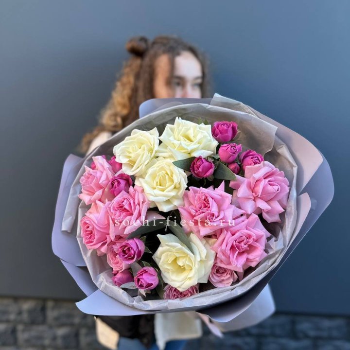 Букет французских и пионовидных роз в Волжские