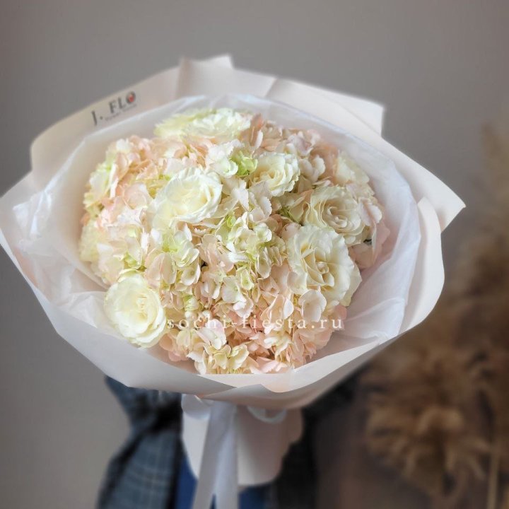  Букет гортензии и роз  в Волжские