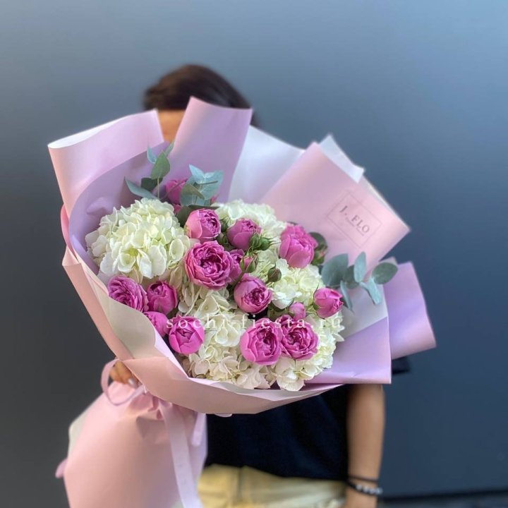 Букет белых гортензий и пионовидных роз  в Волжские