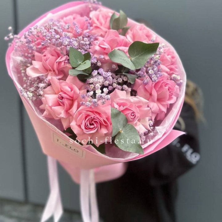Розовые французские розы с гипсофилой в Волжские