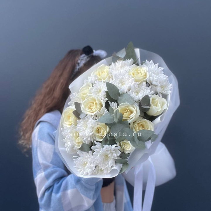  Букет белых роз с хризантемой  в Волжские
