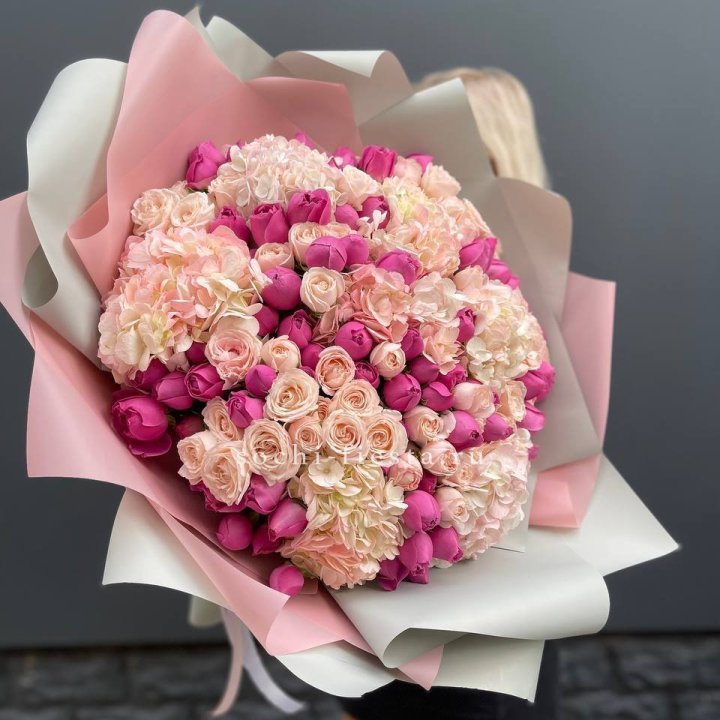 Букет кустовые розы и гортензия в Волжские