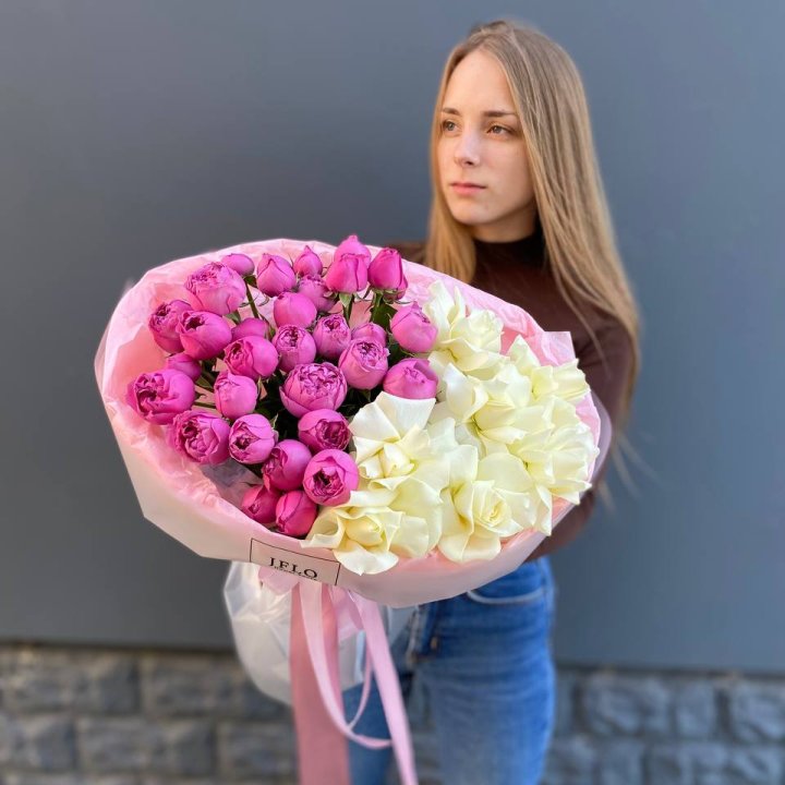 Дуо белых и кустовых роз в Волжские