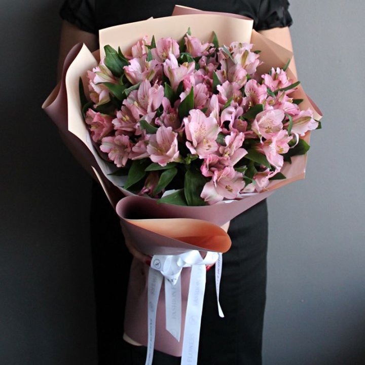 Букет розовых альстромерий в Волжские