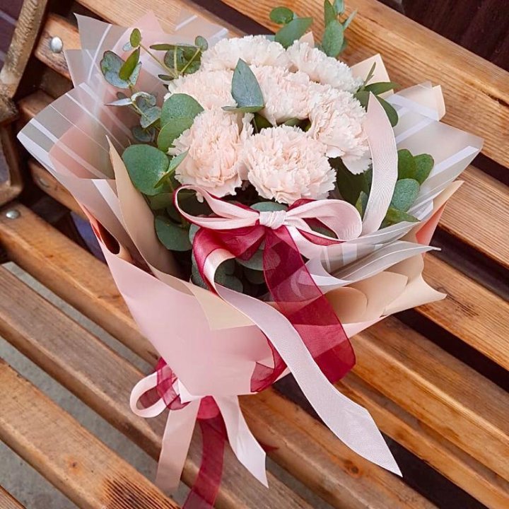 Диантусы с эвкалиптом в Волжские