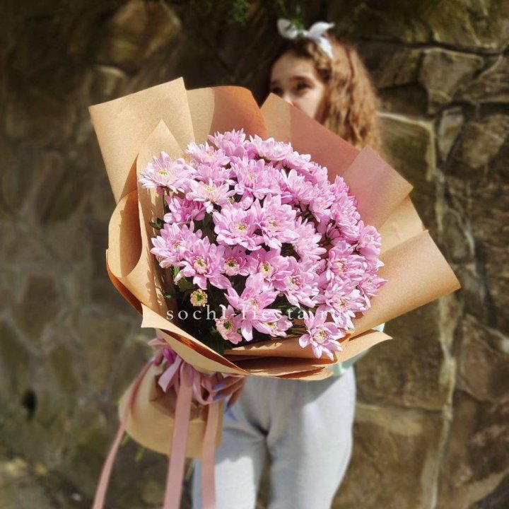 Букет хризантем в крафте в Волжские