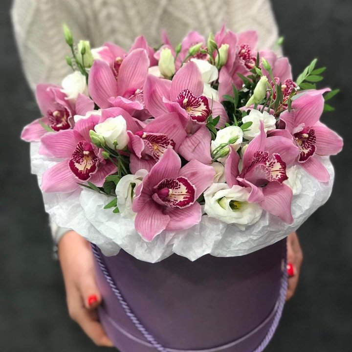 Орхидея и эустома в шляпной коробке в Волжские