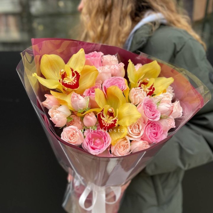  Букет орхидей и роз Есенья в Волжские