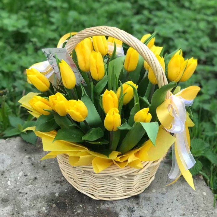25 желтых тюльпанов в корзине в Волжские