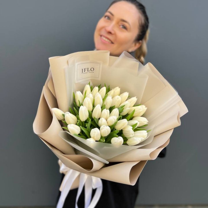 35 белых тюльпанов в Волжские