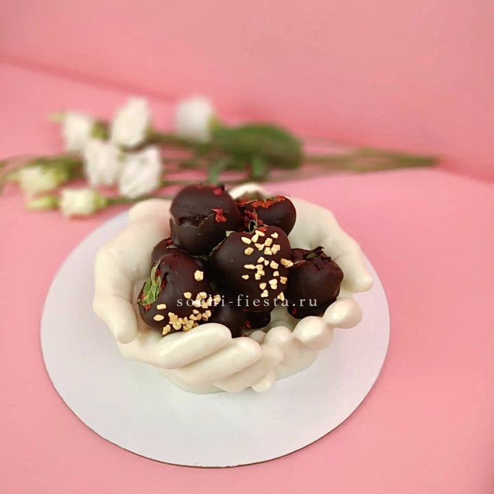 Клубника в шоколаде на шоколадных ладонях  в Волжские