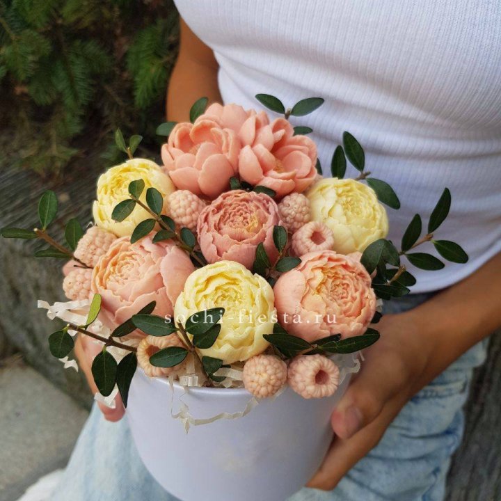 Шоколадный букет с ягодами в Волжские