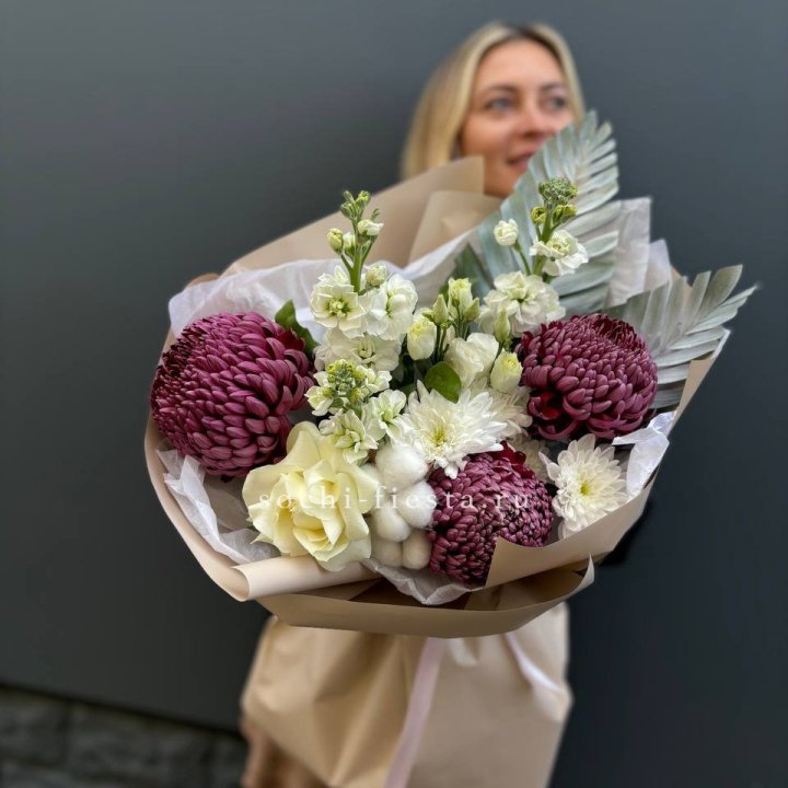 Хризантемы с маттиолой розами эустомой Чика в Волжские