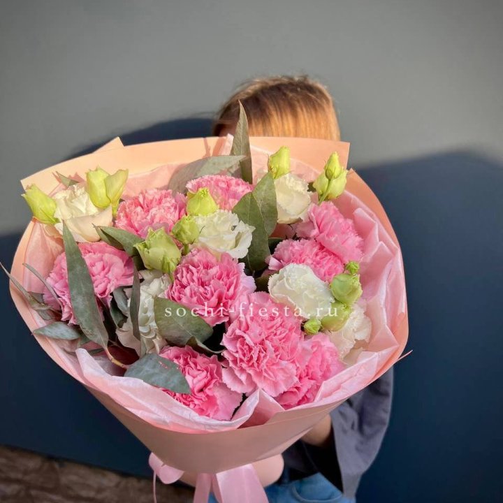 Букет гвоздик и  эустом "Сири" в Волжские