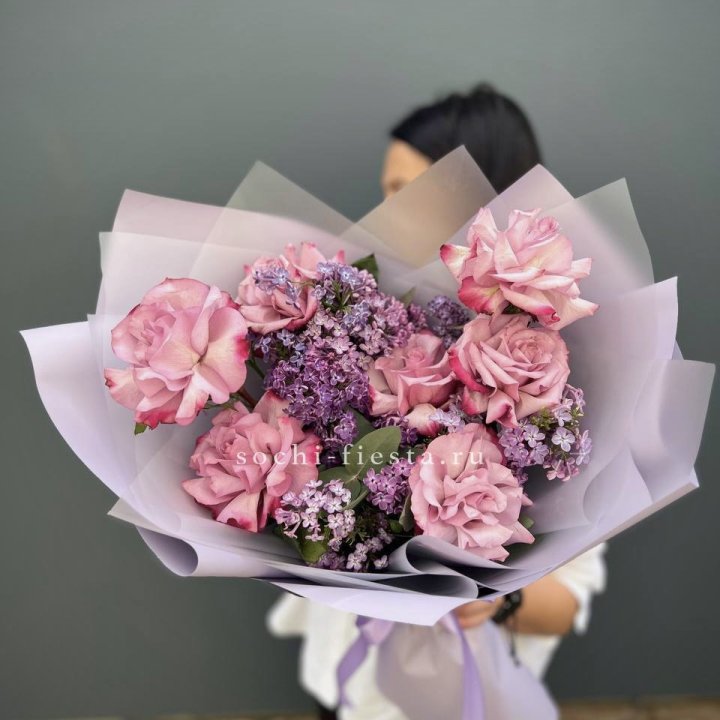 Букет из розовых роз и сирени в Волжские