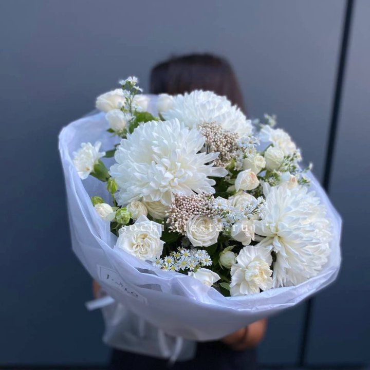 Букет хризантем и роз вайт шотс в Волжские