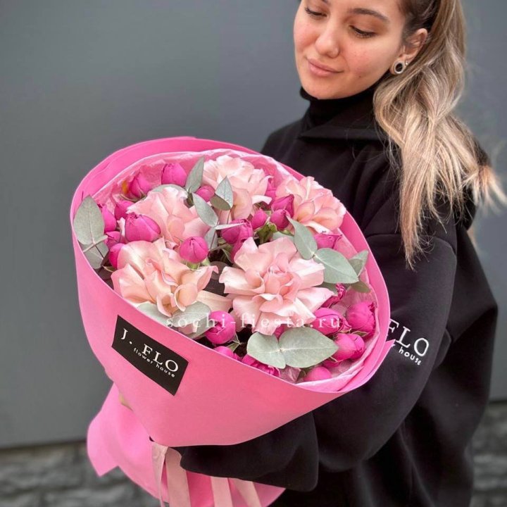 Букет французских и пионовидных роз "Ламиносо" в Волжские