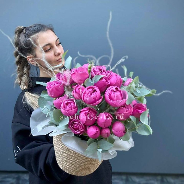 Пионовидные розы  в джутовом кашпо  в Волжские