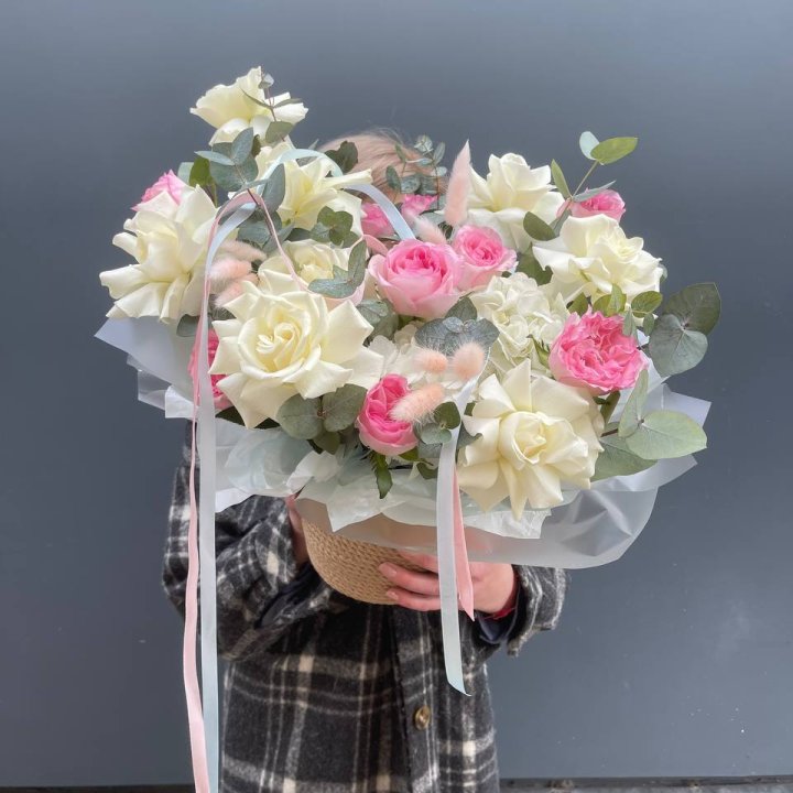 Кашпо с розами в Волжские