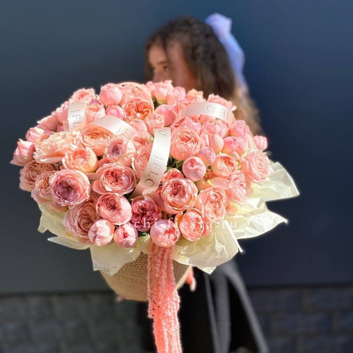 Кустовые розы Джульетта в джутовом кашпо в Волжские