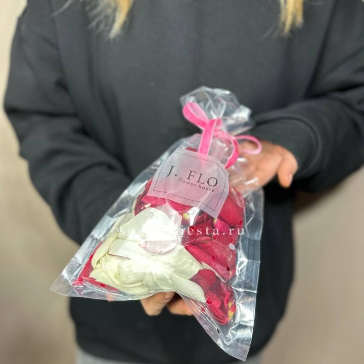 Лепестки роз в Волжские