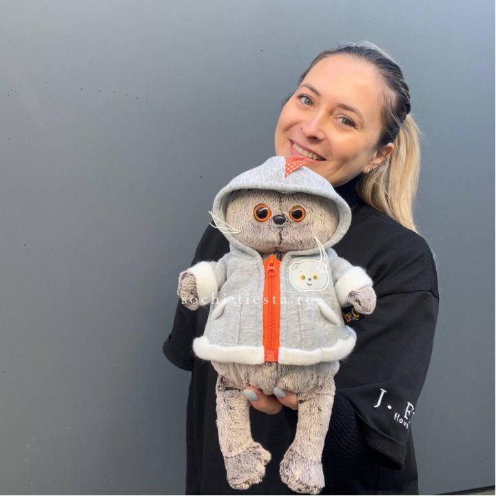 Кот Басик в толстовке в Волжские