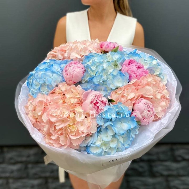 Дуобукет гортензии с пионами  в Волжские