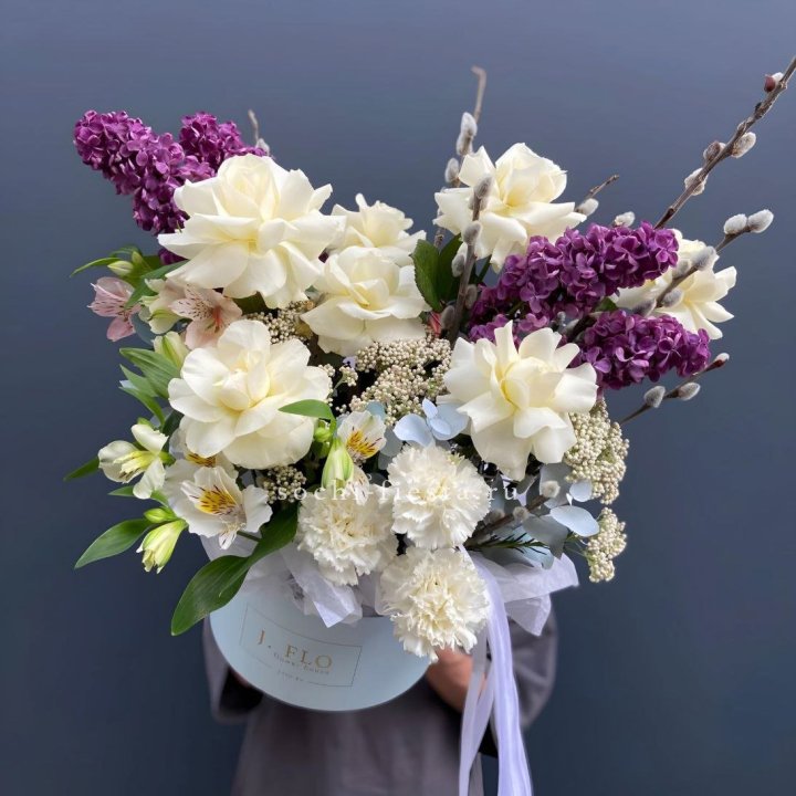 Цветочный бокс Французских роз и Сирени в Волжские