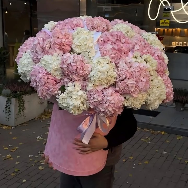 Дизайнерский цилиндр с гортензиями  в Волжские