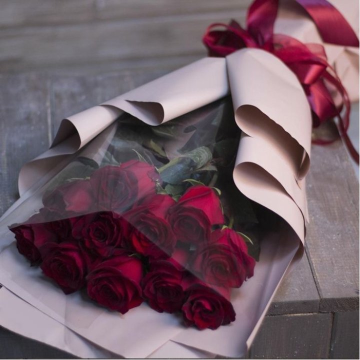11 голландских роз в оформлении в Волжские