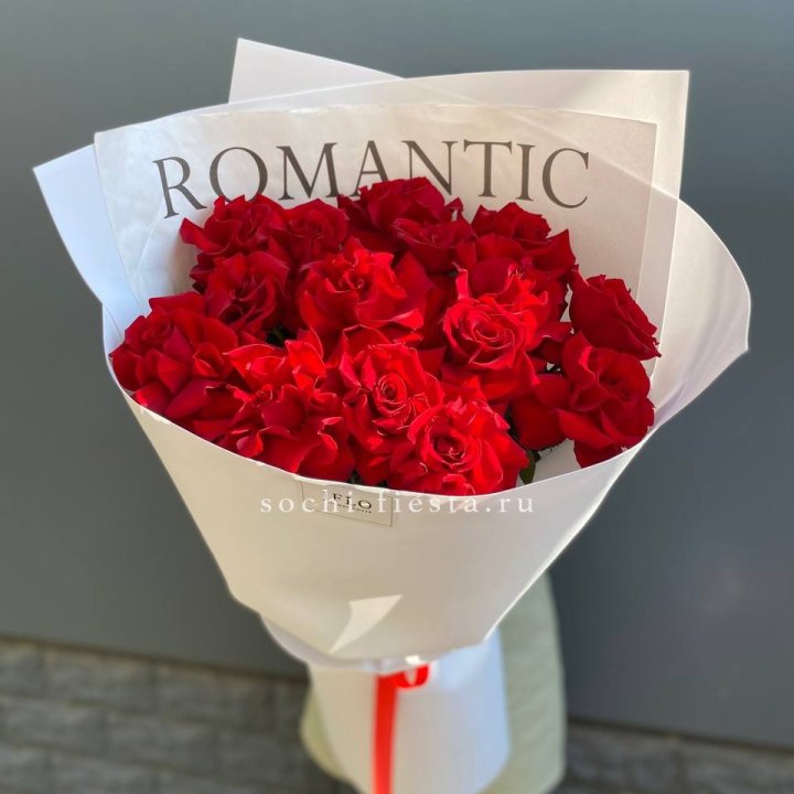19 высоких роз в оформлении в Волжские